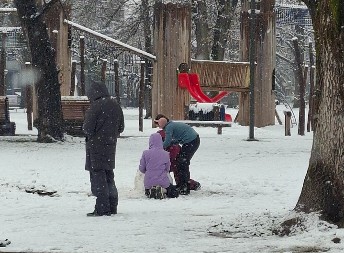 Zimska idila u Banjaluci: "Pijani" snješko oduševio prolaznike (FOTO)